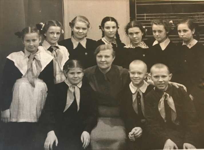 амирова с учениками.jpg